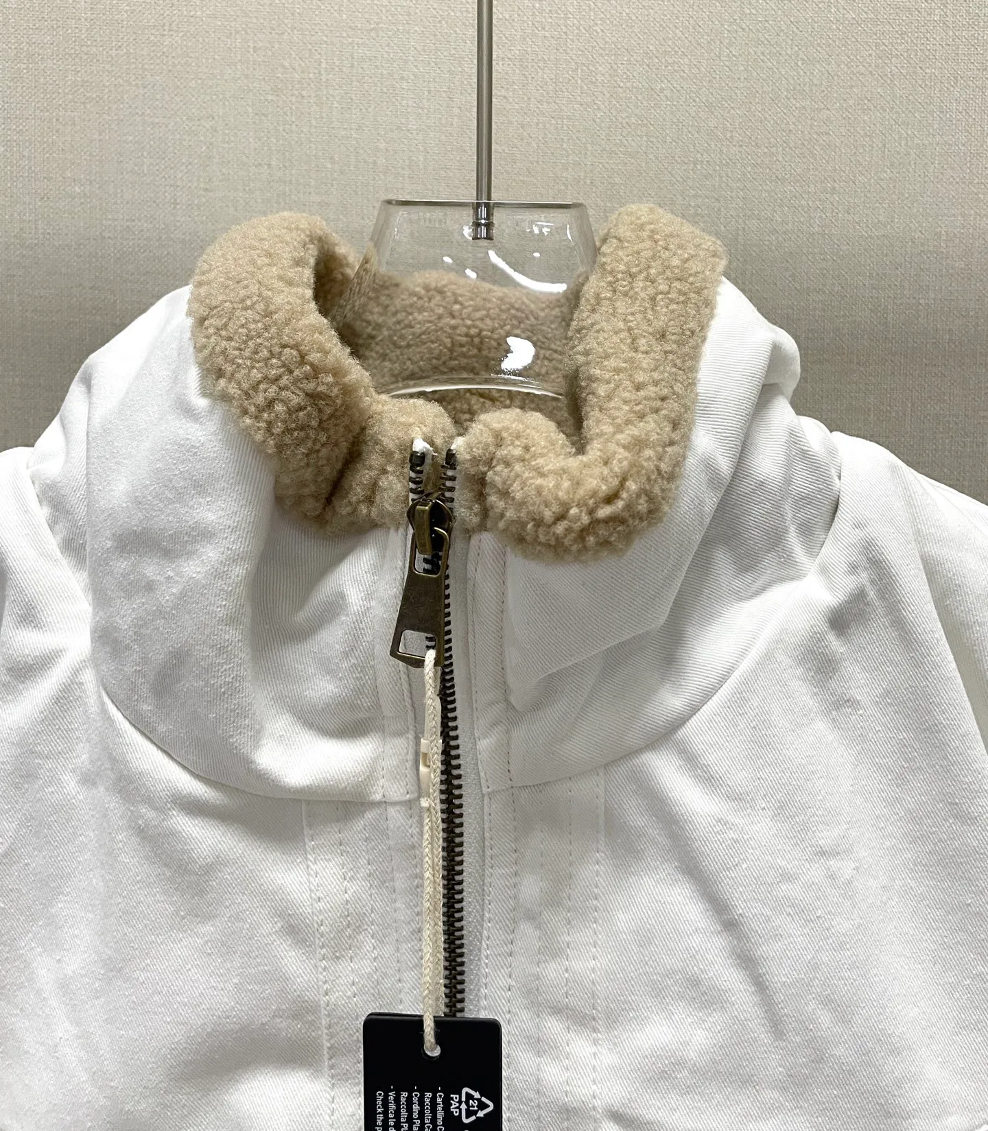 P480 STONE ISLAND/STONE ISLAND spliced stand-collar flight suit cotton jacket Made of new fabrics, full vertical grain fabric ⚠️Recommend dry cleaning Do not machine wash and soak Easy to take care of when dirty It is not recommended to throw it directly into the washing machine Must-have in winter Windproof and warm Slim and versatile Uniform style for men and women Original loose version You can feel the warmth when you wear it Comfortable and soft Full of elasticity Comparable to a down jacket Customized badge Spliced plush Good warmth retention Color: Navy Off-white